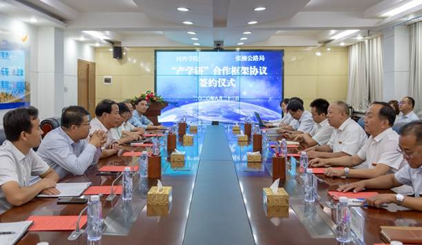 1.伟德国际1946与张掖公路局在张掖公路局举行“产学研框架协议”签约仪式。(钟晓亮 摄).jpg